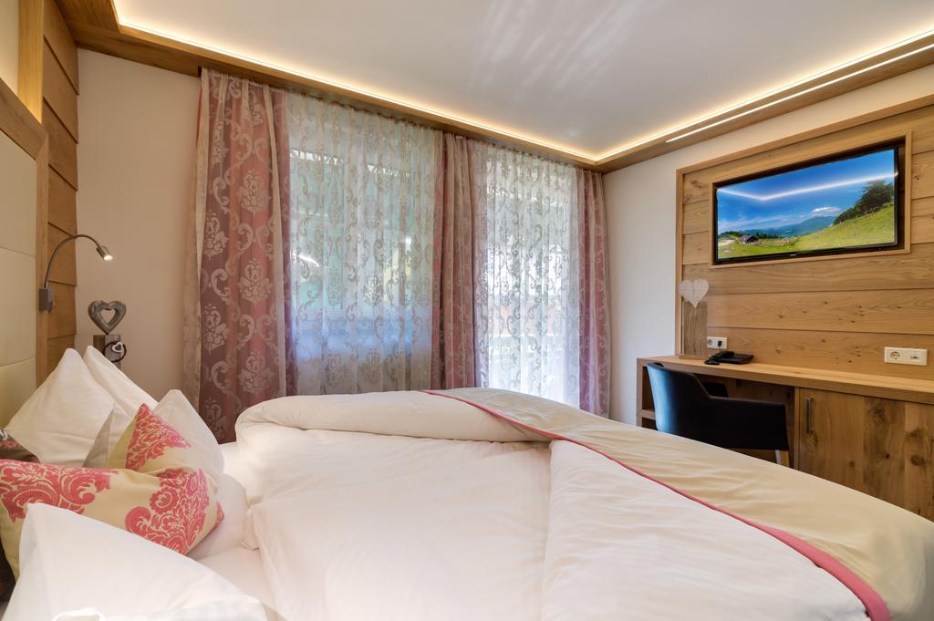 Hotel Fischerwirt Natur Waldspa ไฟสเตอเนา ห้อง รูปภาพ